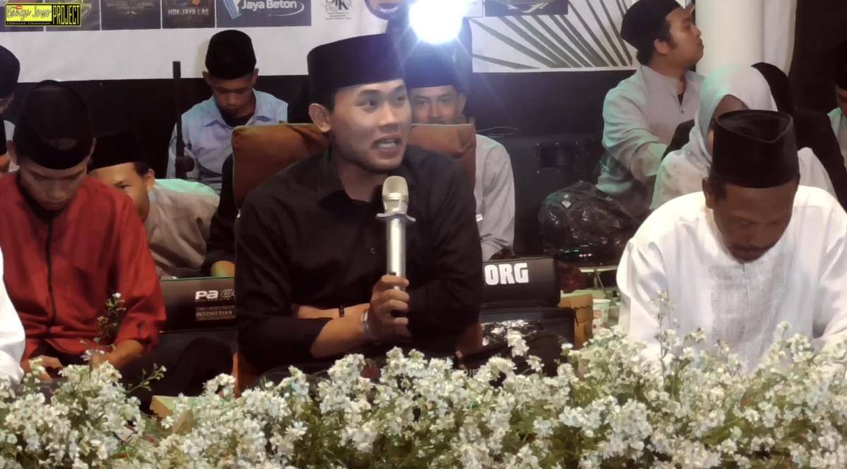 Elham cium anak kecil