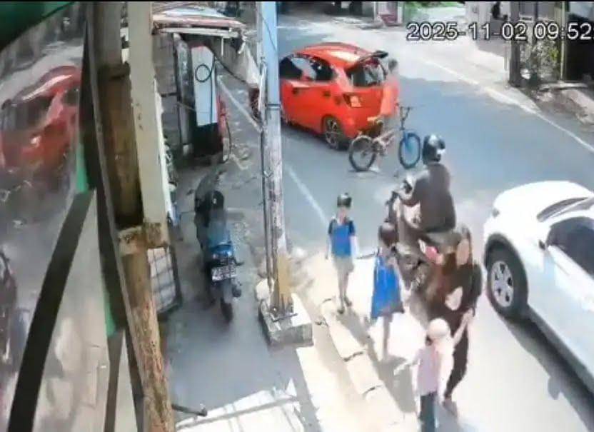 Rekaman CCTV menangkap momen seorang anak perempuan yang dilaporkan hilang, dibawa oleh seorang wanita dewasa. (Dok. Rekaman CCTV)