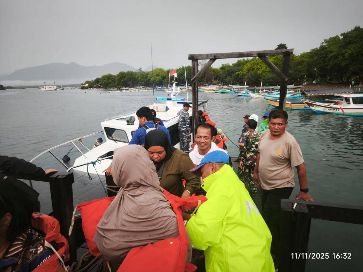 Tim SAR gabungan segera diterjunkan untuk memulai proses evakuasi penumpang pada insiden kapal kandas di perairan Selat Bali pada Selasa (11/11/2025).