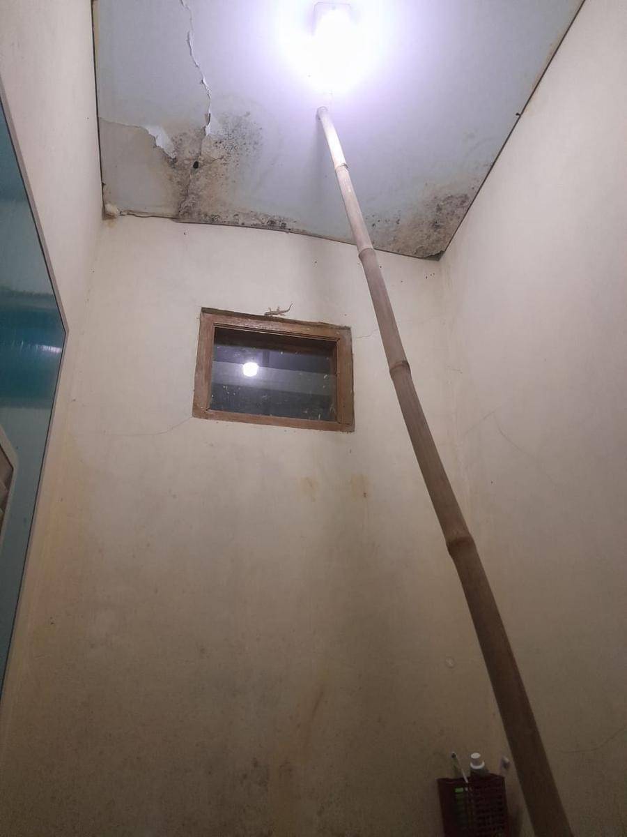 Rumah penerima manfaat program Bedah Rumah dari Pemkot Tangsel sudah rusak parah setelah setahun diresmikan (Dok. IDN Times/Juno)