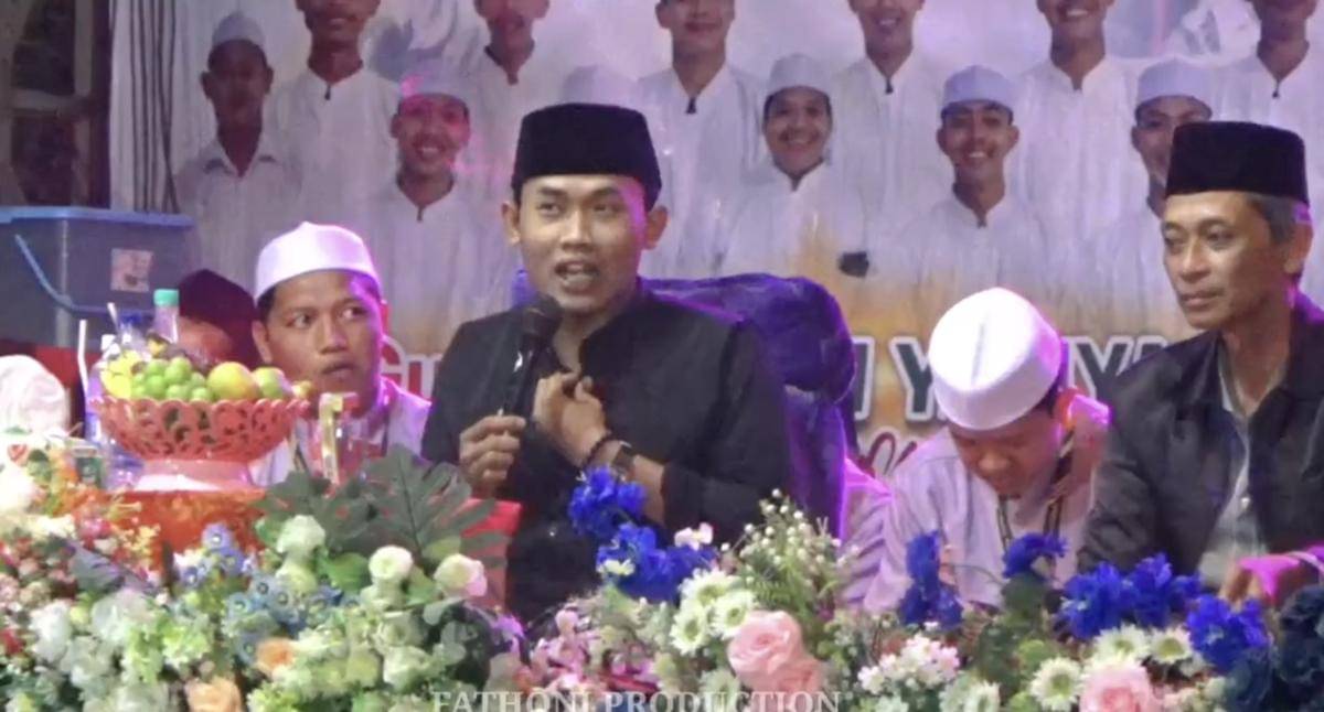 Elham cium anak kecil