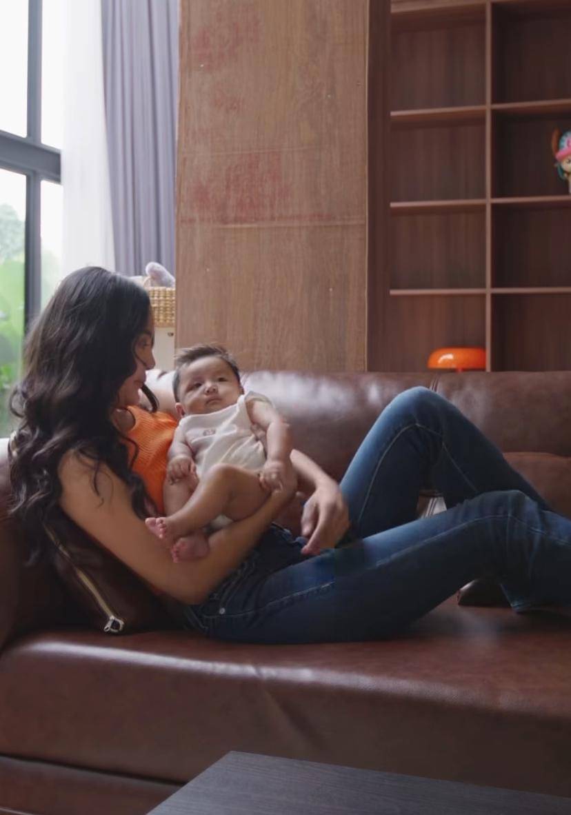 potret Erika Carlina momong baby Andrew (Instagram.com/eri.carl)