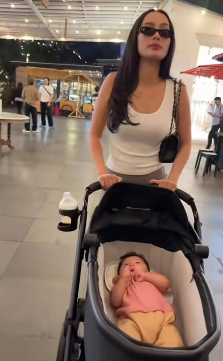 potret Erika Carlina momong baby Andrew (Instagram.com/eri.carl)