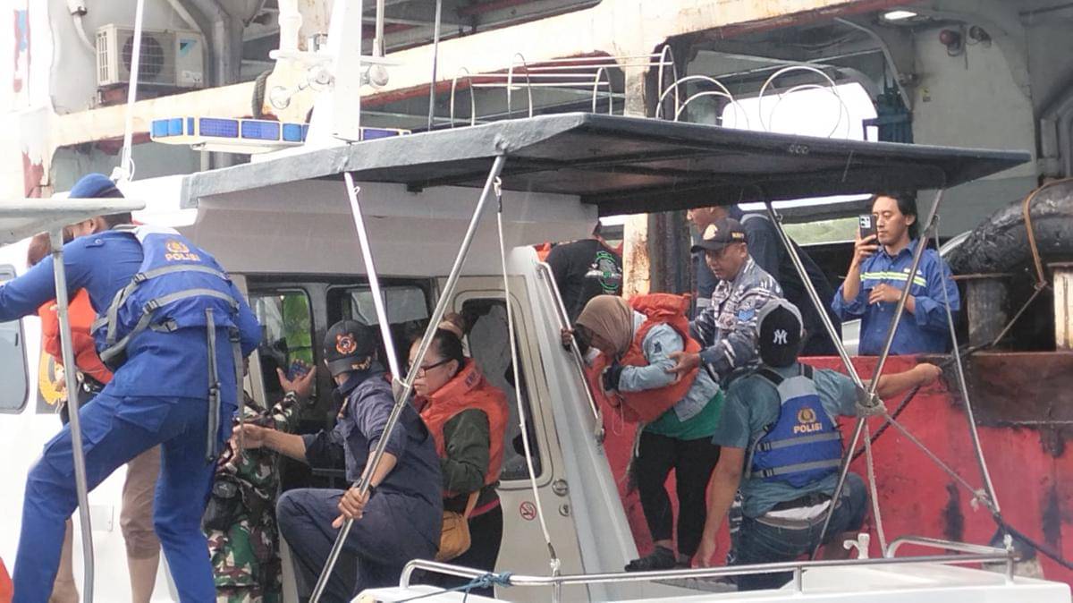 Tim SAR gabungan segera diterjunkan untuk memulai proses evakuasi penumpang pada insiden kapal kandas di perairan Selat Bali pada Selasa (11/11/2025)