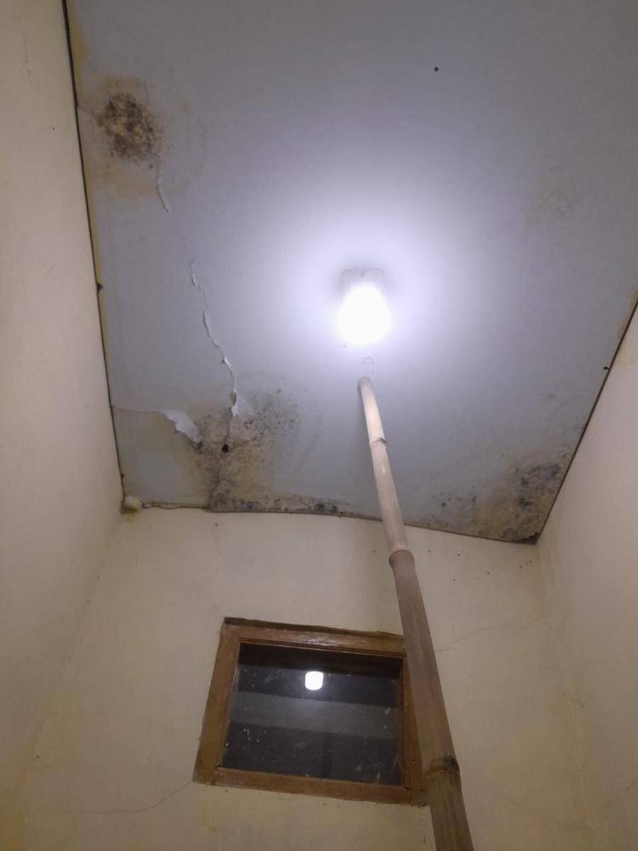 Rumah penerima manfaat program Bedah Rumah dari Pemkot Tangsel sudah rusak parah setelah setahun diresmikan (Dok. IDN Times/Juno)