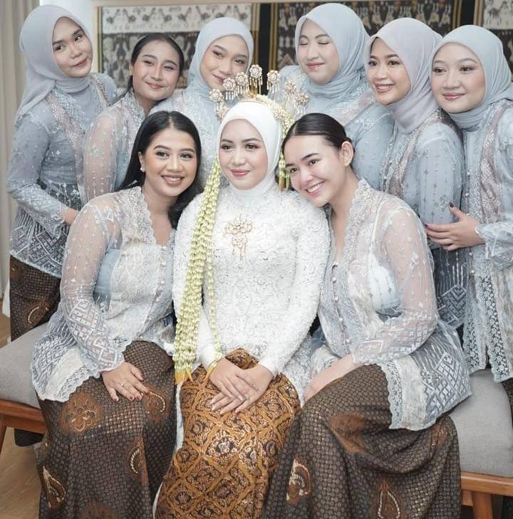 penampilan natural Amanda Manopo jadi bridesmaid