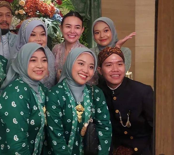 penampilan natural Amanda Manopo jadi bridesmaid