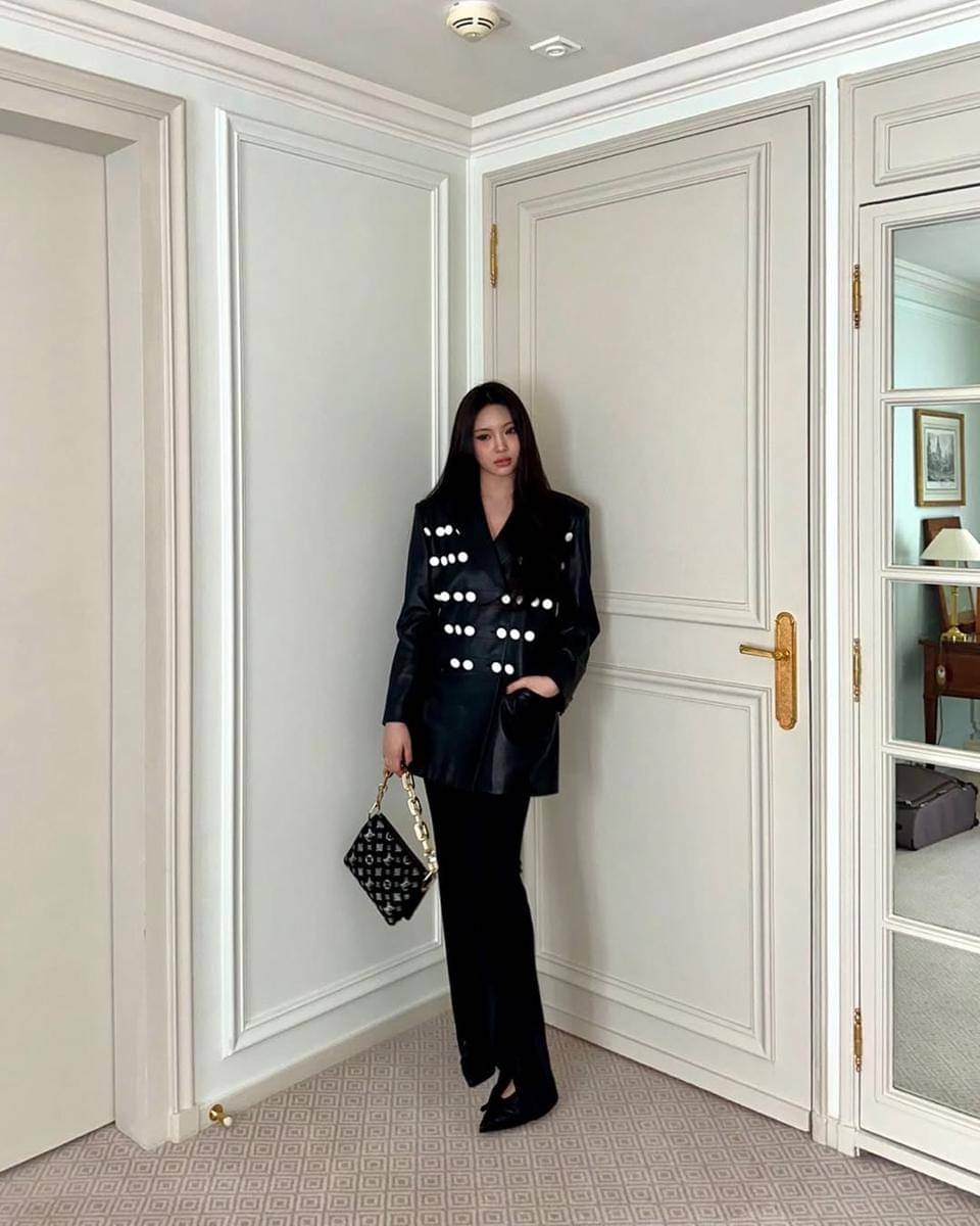 Outfit boyish ala Hyein NEWJEANS