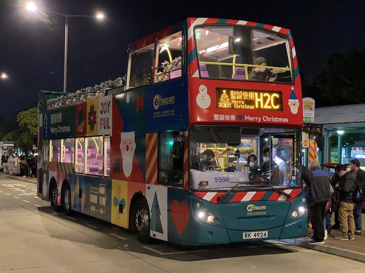 ilustrasi bus wisata hop on hop off