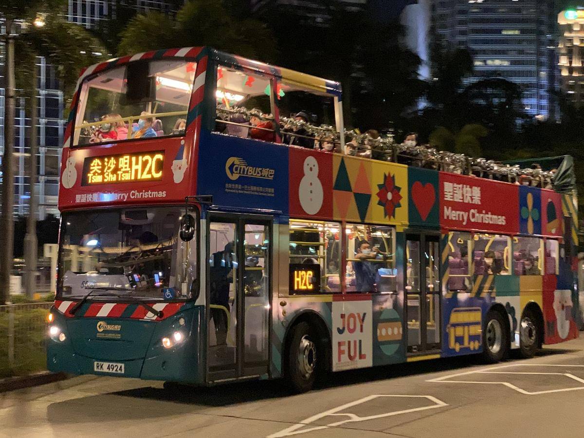 ilustrasi bus wisata hop on hop off