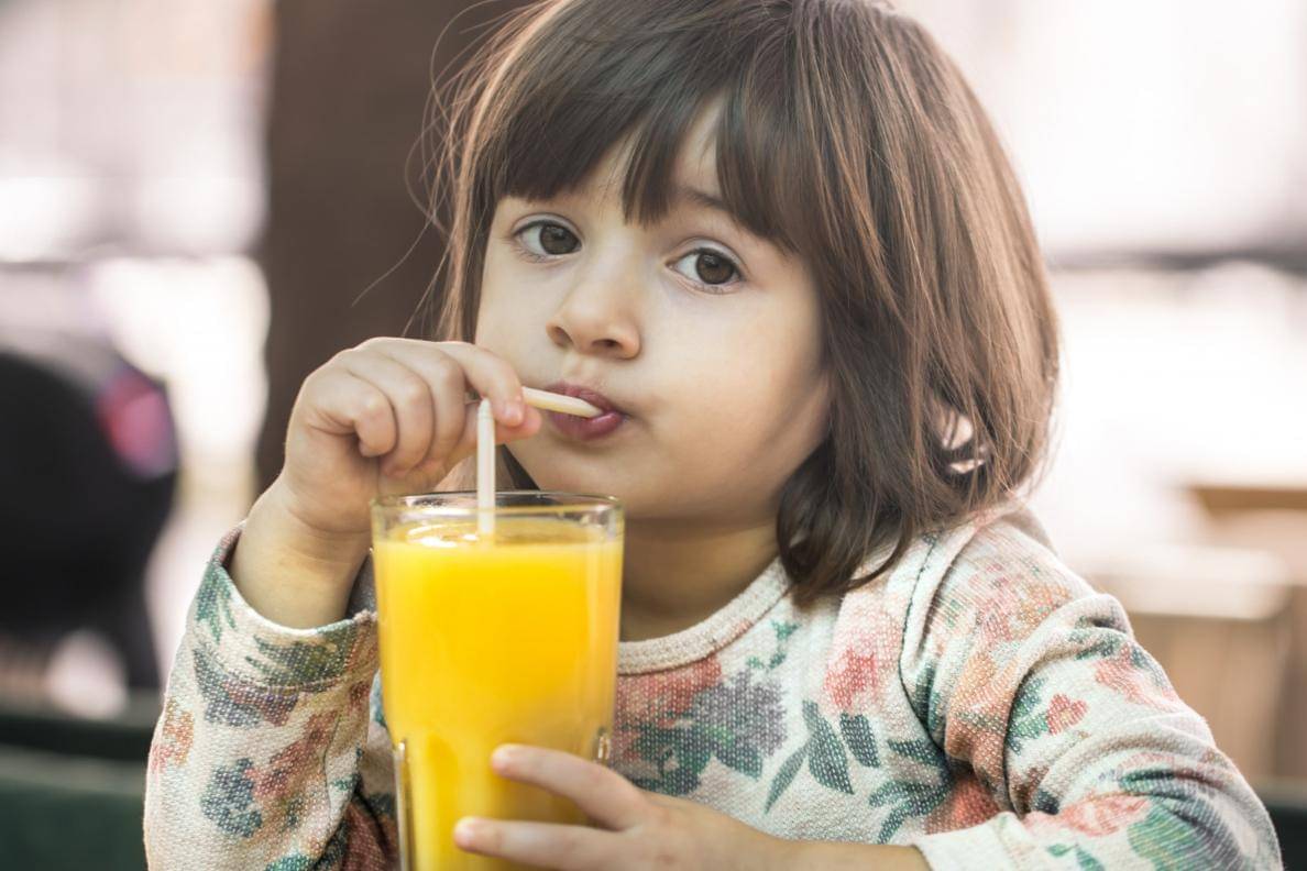 ilustrasi anak kecil minum jus