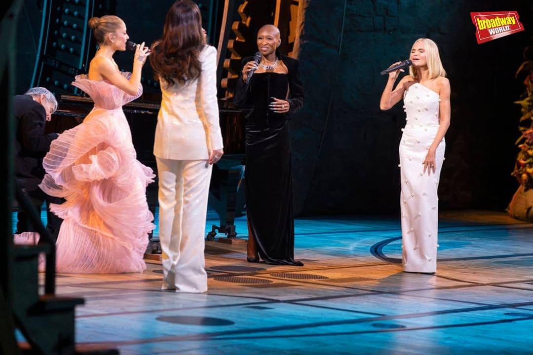 Kristin Chenoweth, Idina Menzel, Ariana Grande, dan Cynthia Erivo bawakan lagu "For Good"