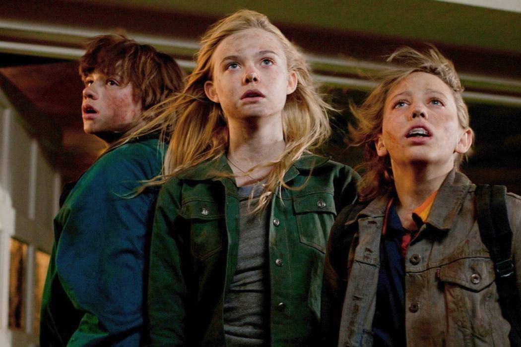 Elle Fanning (tengah) dalam film Super 8