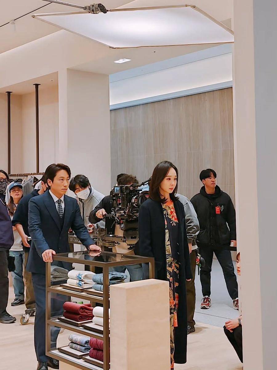 still cut Han Soo Yeon dan Min Sung Wook di drama As You Stood By