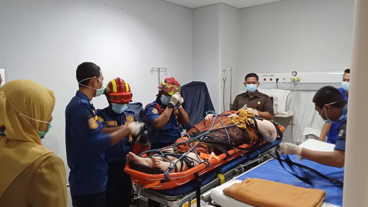 Petugas BPBD Kota Tangerang evakuasi pasien obesitas berbobot 170 kilogram
