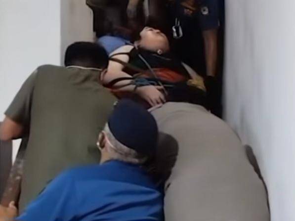 Petugas BPBD Kota Tangerang evakuasi pasien obesitas berbobot 170 kilogram