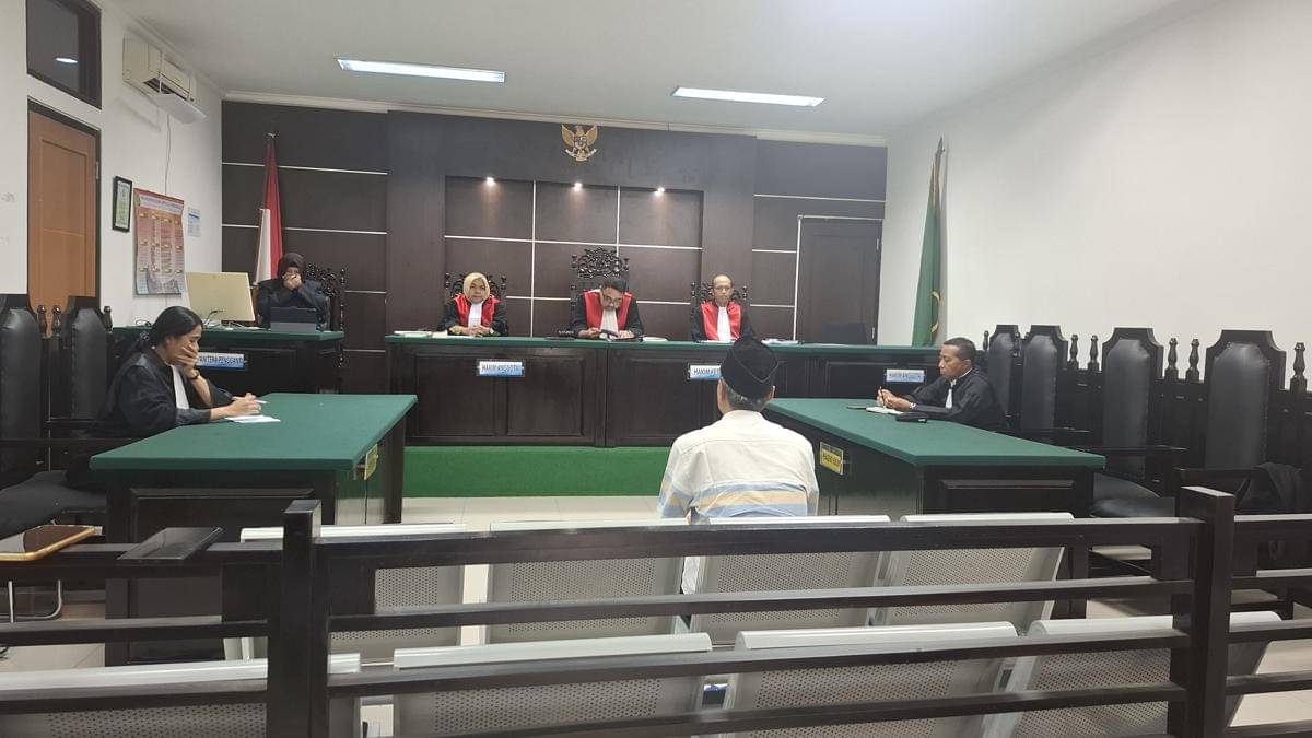 Terdakwa Ade saat mendengarkan putusan hakim (Dok. Khaerul Anwar)