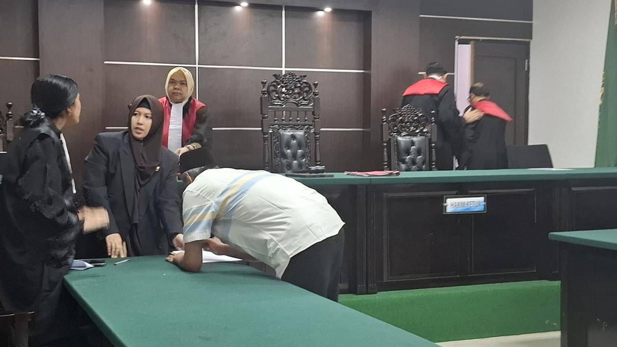 Terdakwa Ade saat mendengarkan putusan hakim (Dok. Khaerul Anwar)