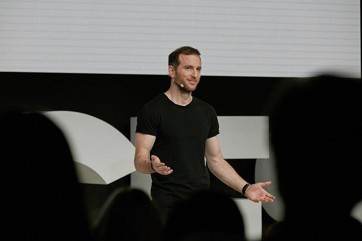 Joseph Gebbia Jr. adalah seorang desainer dan wirausahawan Amerika, sekaligus salah satu pendiri Airbnb. Gebbia ditunjuk oleh Presiden Donald Trump sebagai Chief Design Officer pertama yang memimpin National Design Studio. (Laurenbusto, CC BY-SA 4.0, via Wikimedia Commons)