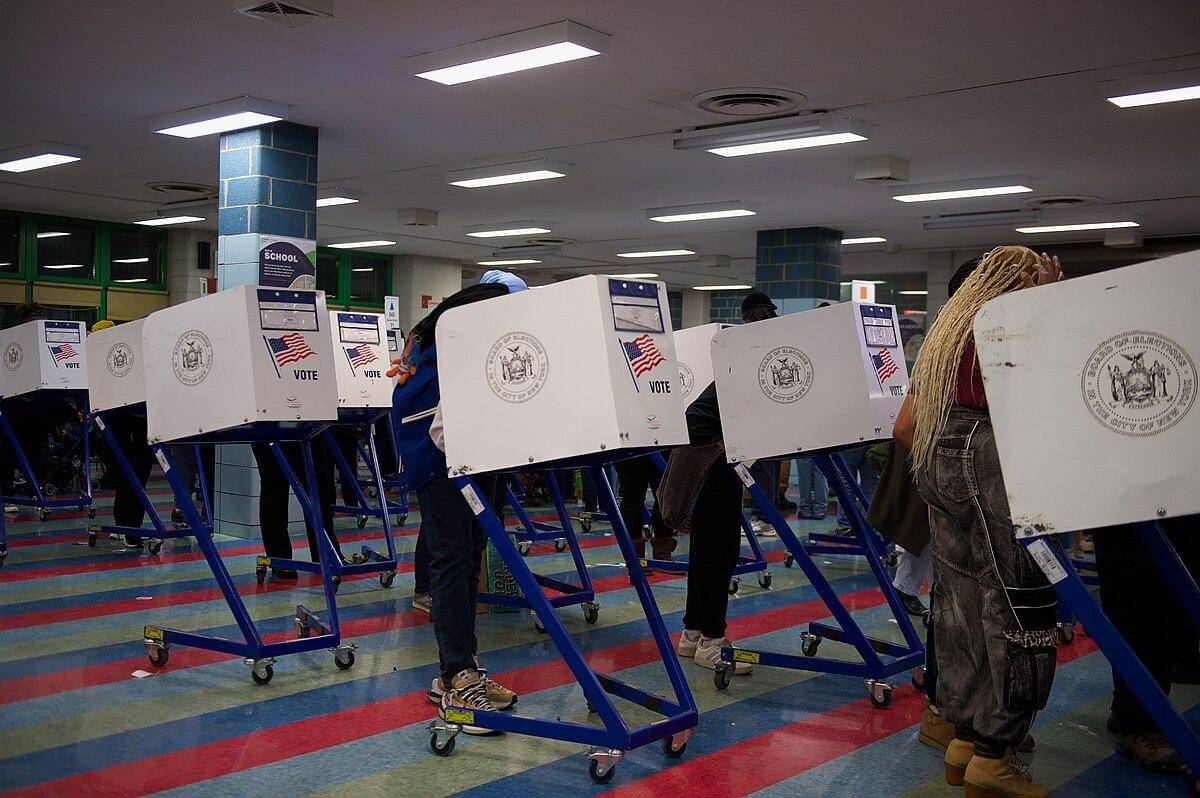 Para pemilih memberikan suara di PS 131 di Manhattan bagian atas pada 4 November 2025 (SWinxy, CC BY 4.0, via Wikimedia Commons)