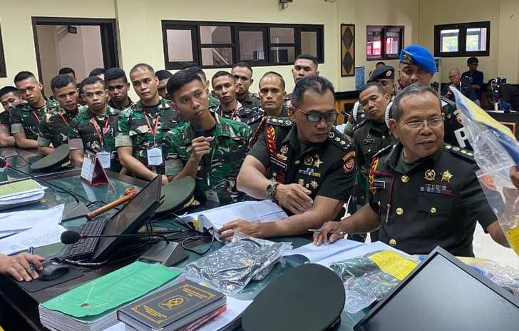 Letda Luqman Hakim Oktavianto, Komandan Peleton Kompi saat melakukan pemeriksaan barang bukti di sidang Prada Lucky. (Dok Dilmil III-15 Kupang)