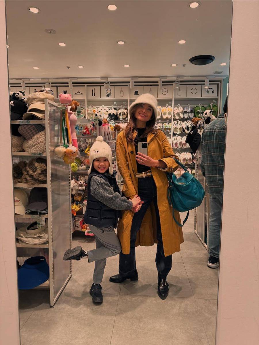 gaya mirror selfie Acha Septriasa