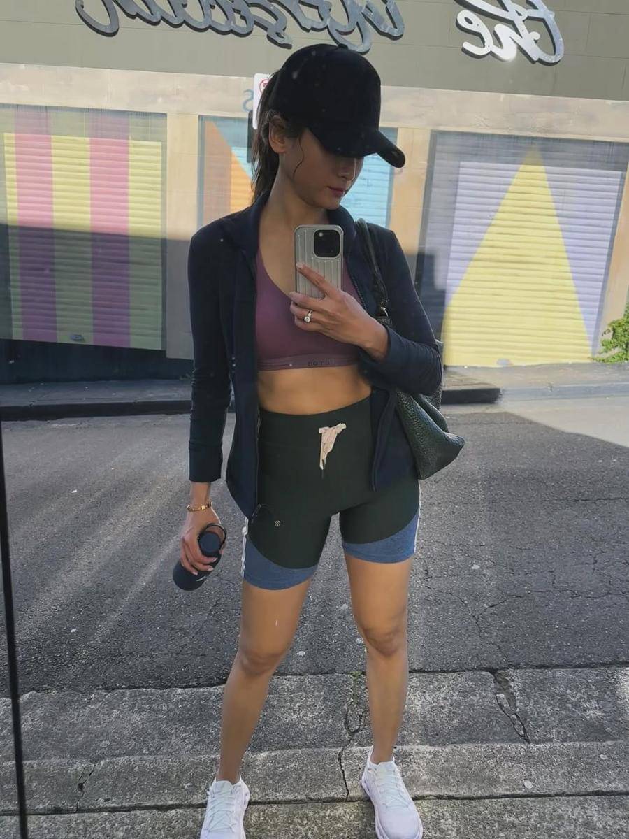 gaya mirror selfie Acha Septriasa