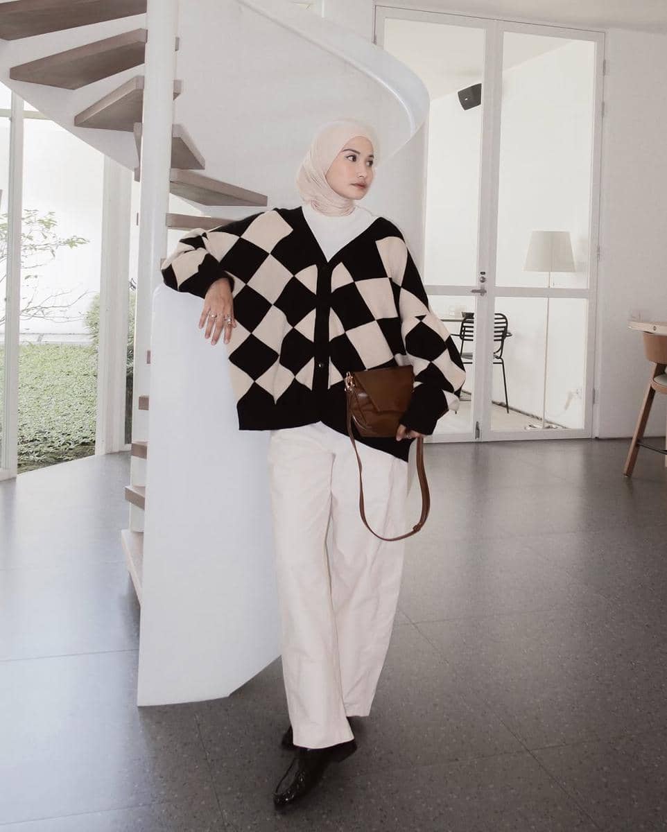 inspirasi layering outfit ala Anggita Kusuma Dewi