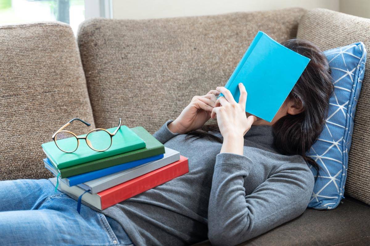 Jenuh saat membaca buku