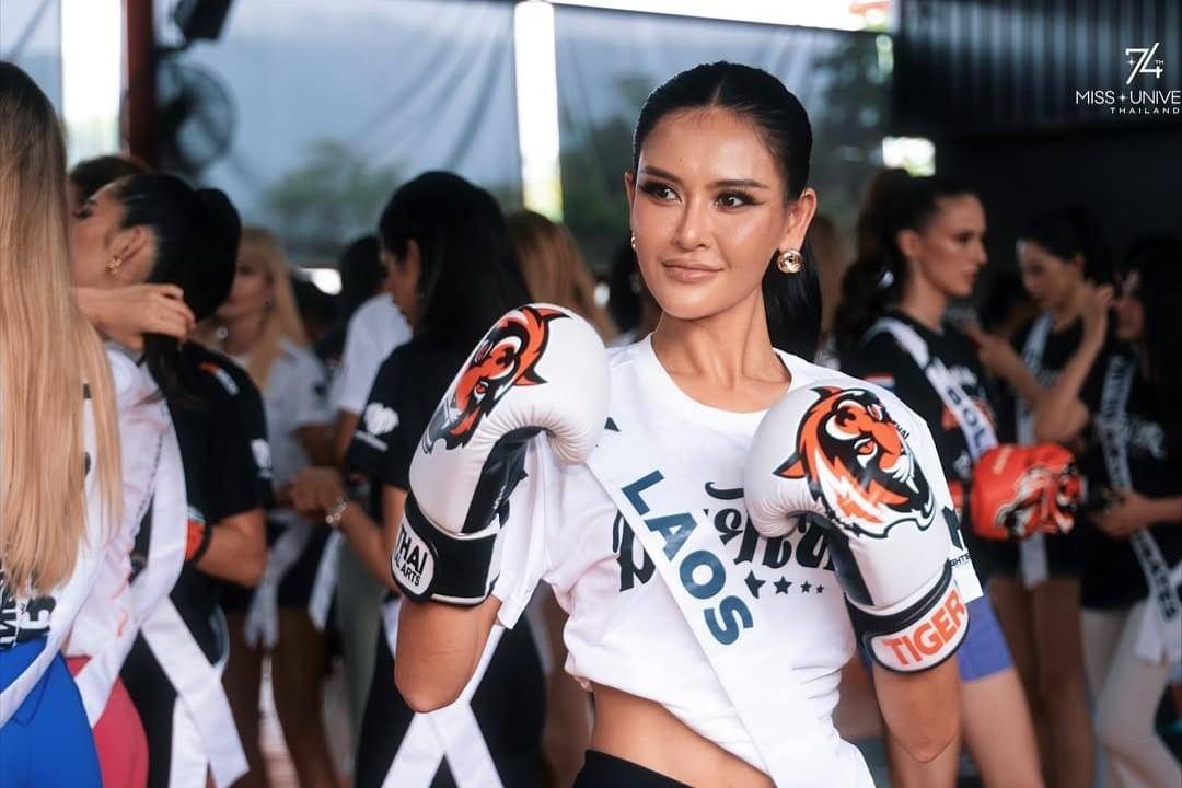 potret finalis Miss Universe belajar 2025 belajar Muay Thai 