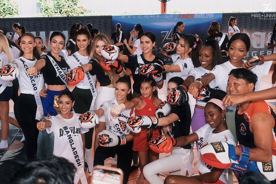 potret finalis Miss Universe belajar 2025 belajar Muay Thai