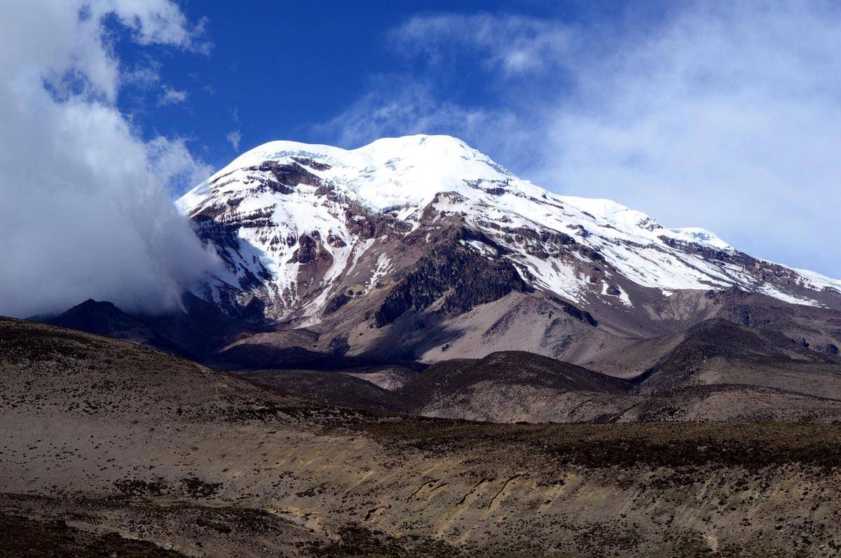 potret puncak Gunung Chimborazo dari kejauhan