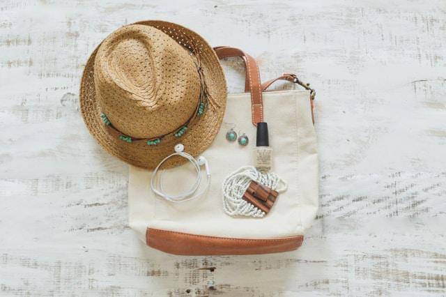 Tas dan topi di atas meja