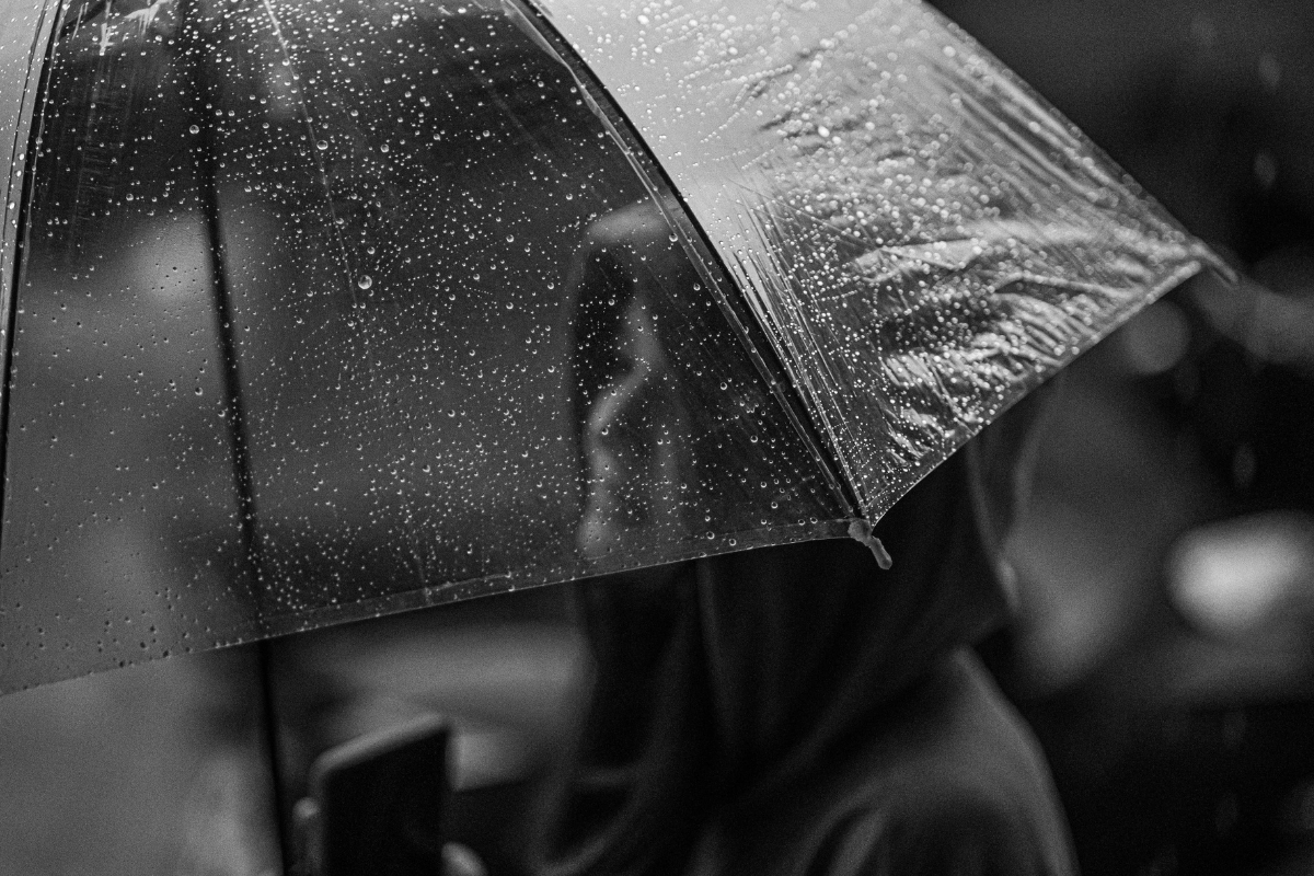 Foto hitam putih wanita di bawah payung