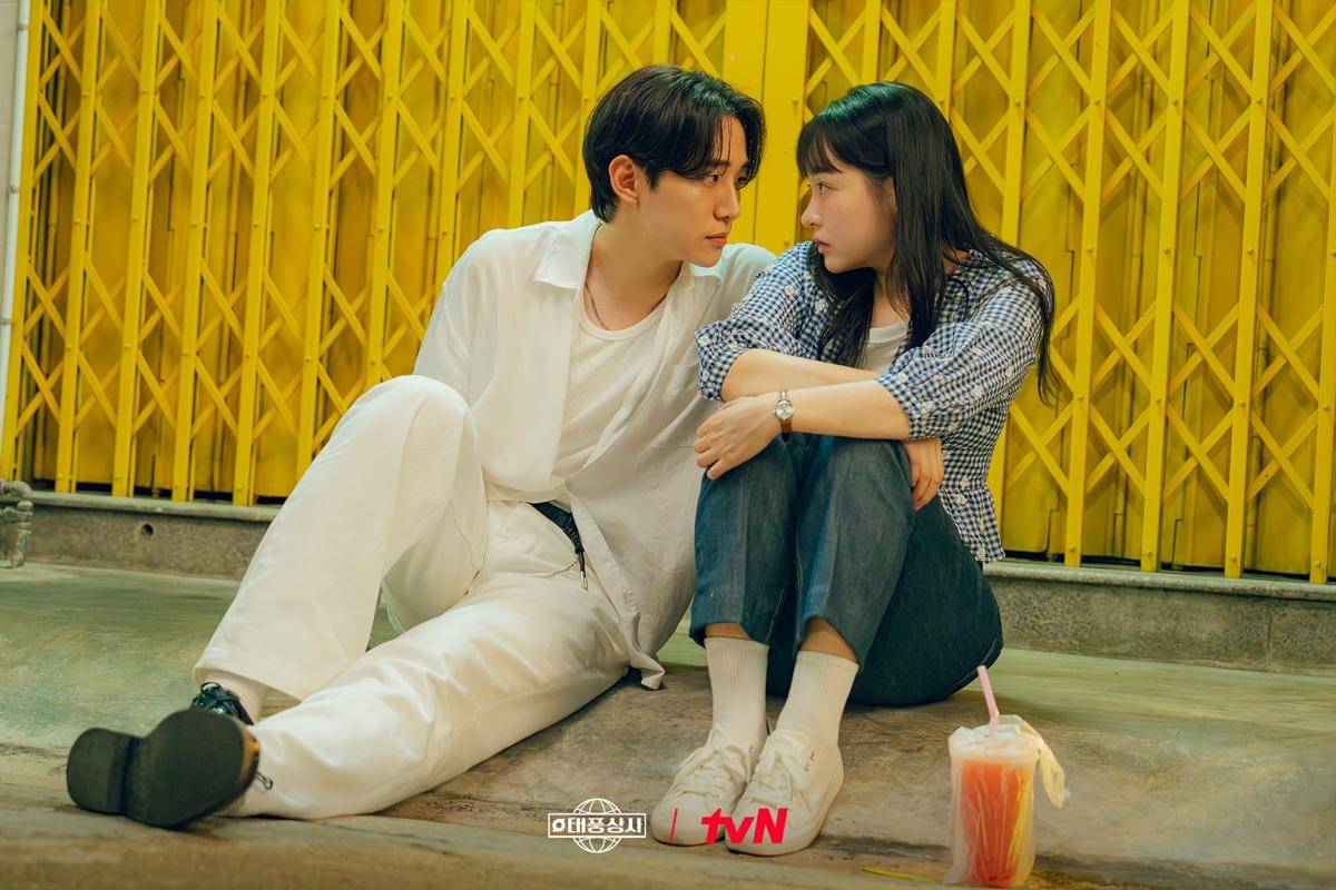 Lee Junho dan Kim Min Ha di Typhoon Family