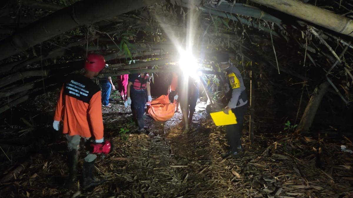 Evakuasi jenazah yang ditemukan mengapung di Sungai Progo.