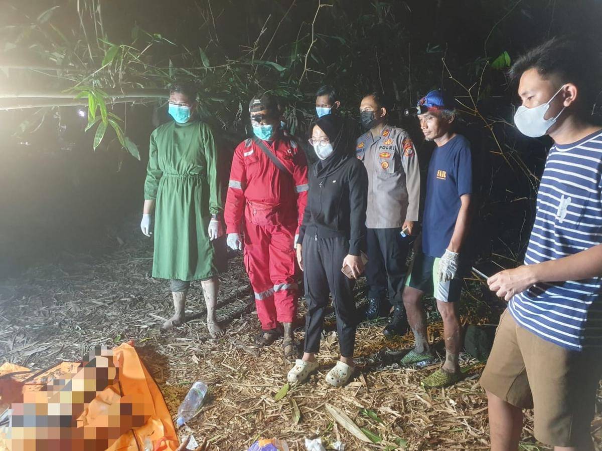 Evakuasi jenazah yang ditemukan mengapung di Sungai Progo. 