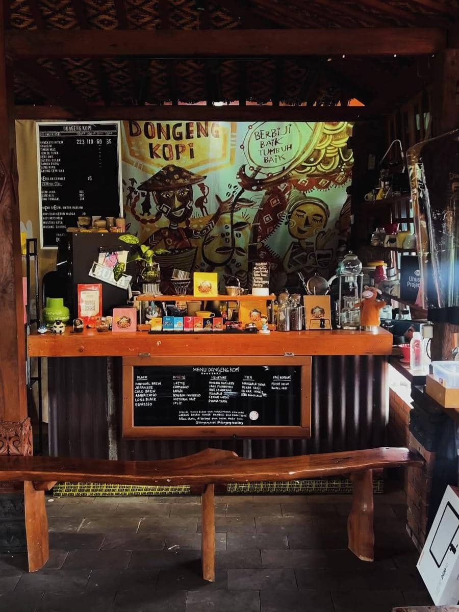 Dongeng Kopi slow bar dan koleksi buku bacaan 