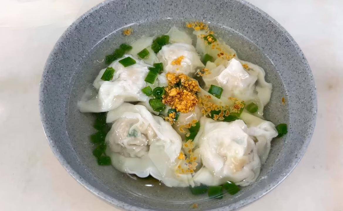 ilustrasi pangsit kuah garlic oil