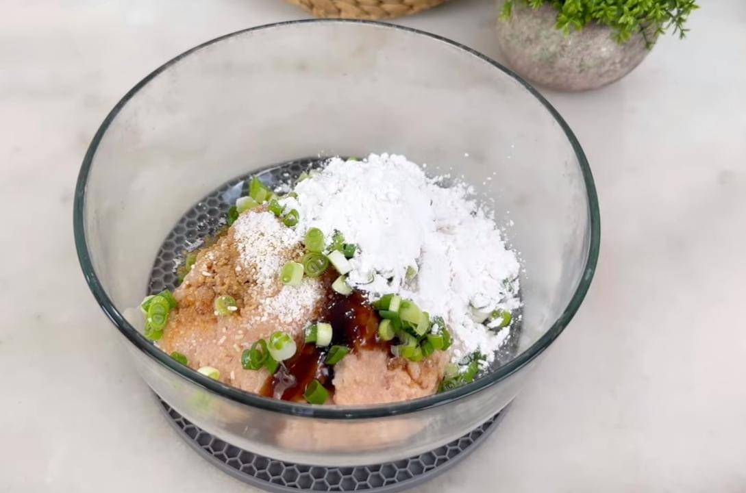 ilustrasi membuat adonan pangsit