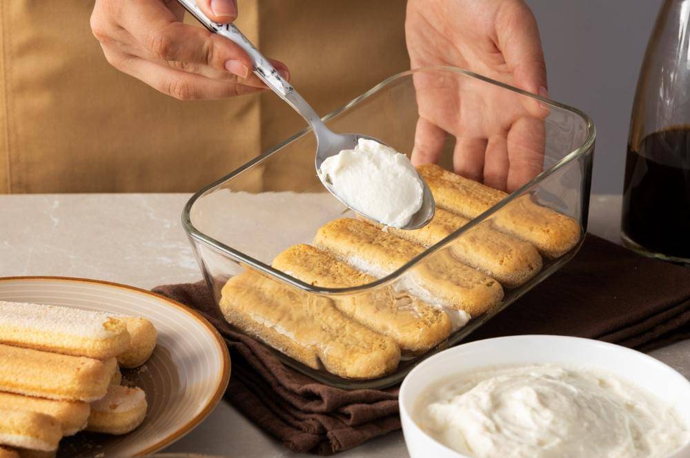 ilustrasi membuat tiramisu 