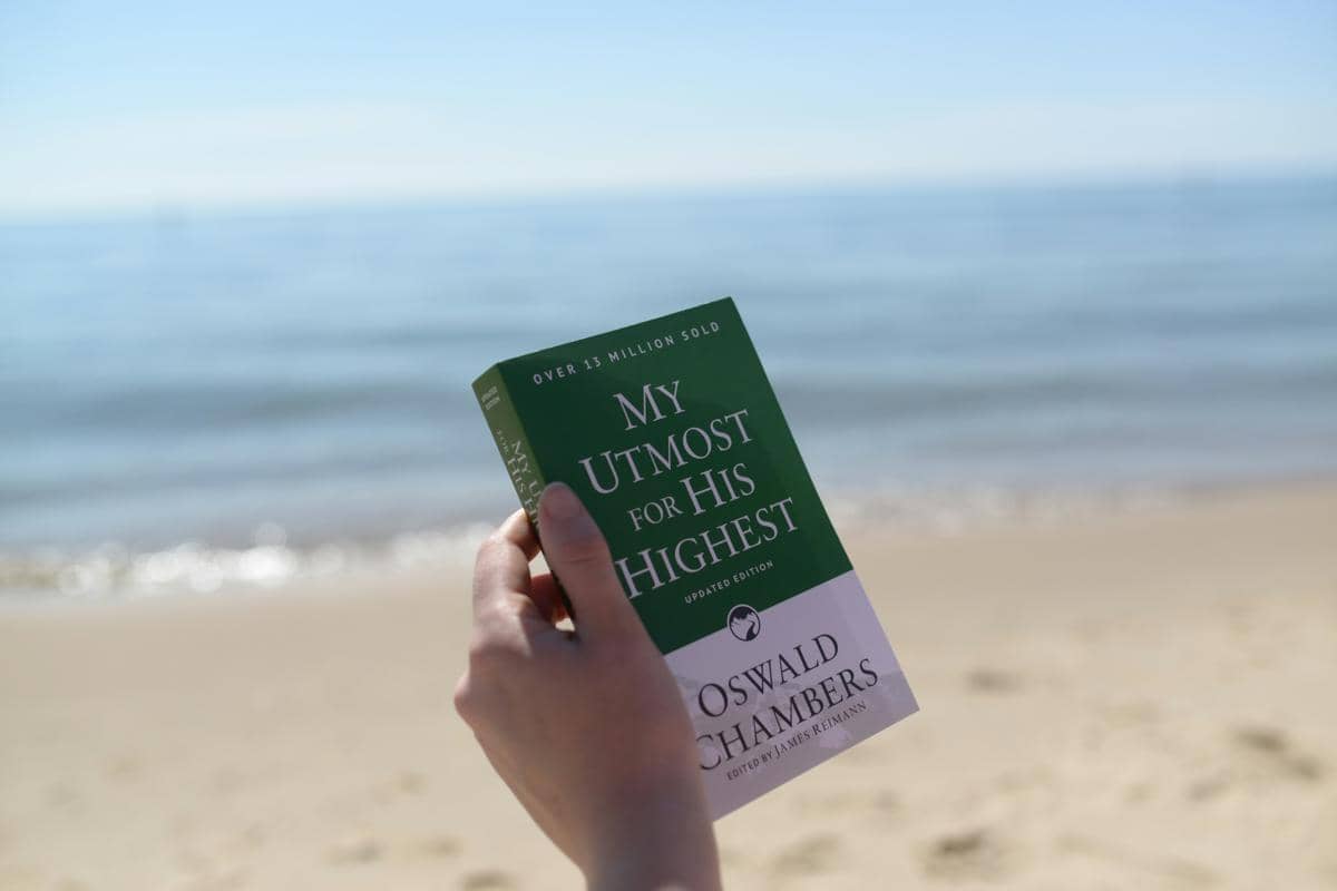 ilustrasi membawa buku 