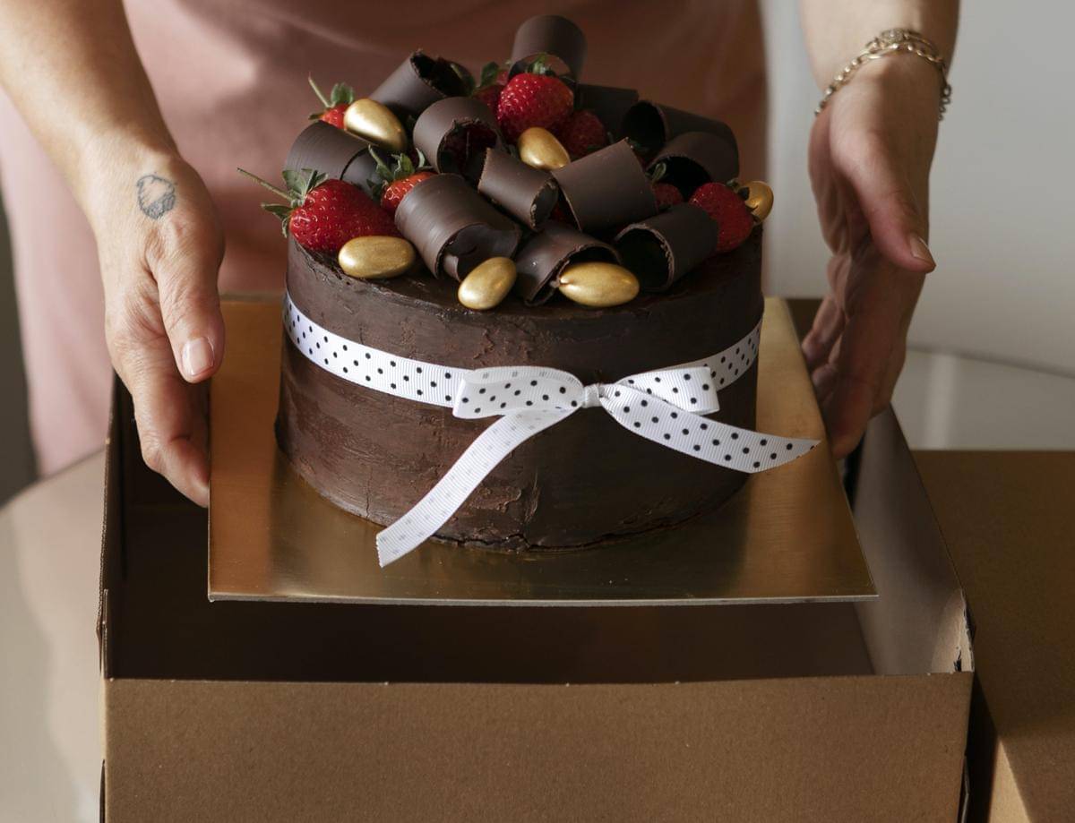 ilustrasi memasukkan kue ke dalam box