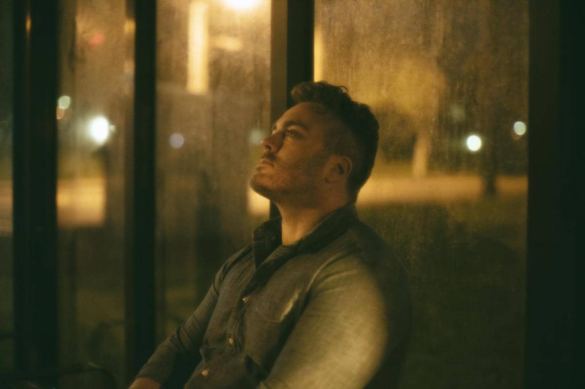 Seseorang merenung di malam hari