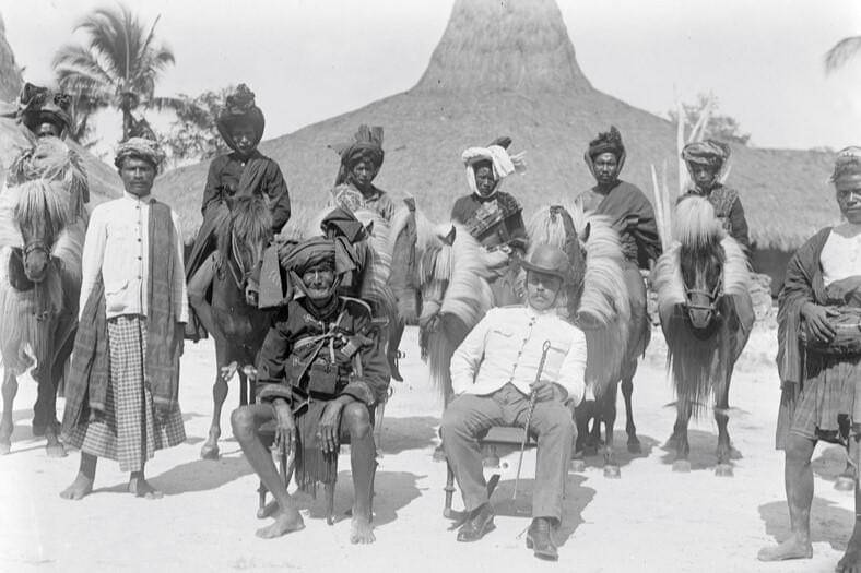 Potret bangsawan Rende dan Mayor Spruijt di Kampung Rende, Sumba Timur, bersama Kuda Sandel, sekitar tahun 1890