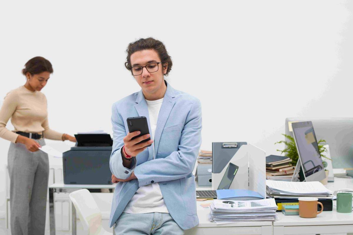 ilustrasi membaca artikel