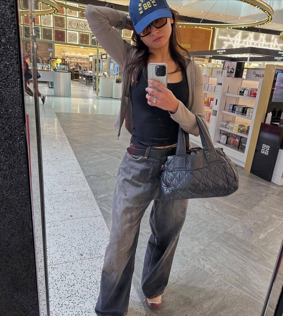 gaya mirror selfie Acha Septriasa