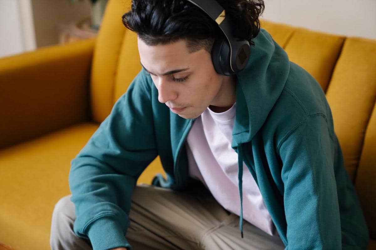 ilustrasi pria mendengarkan musik