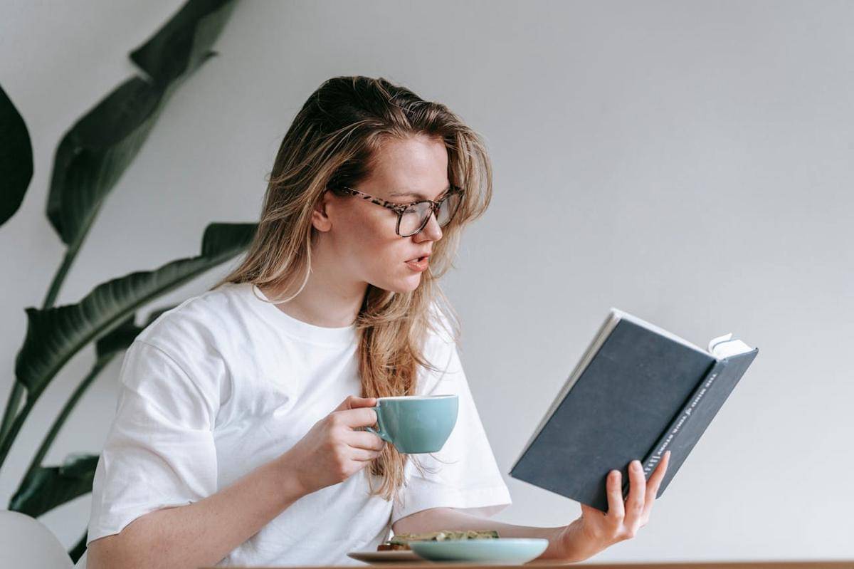 Ilustrasi membaca buku