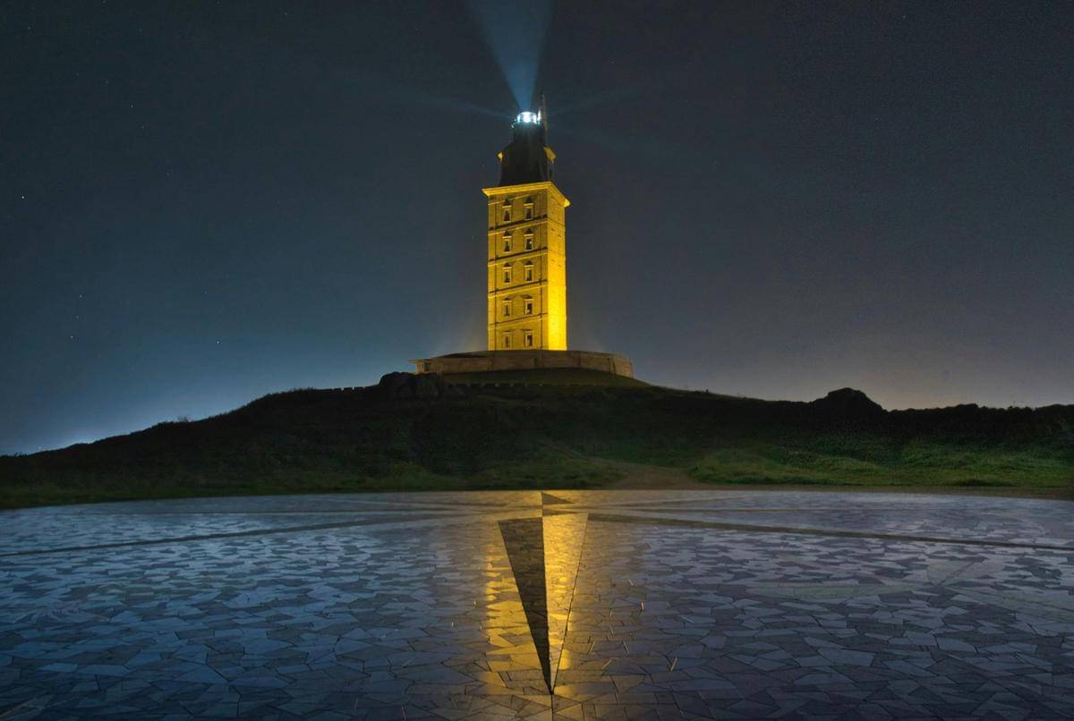 potret Tower of Hercules yang tetap memancarkan cahayanya sejak zaman Romawi hingga kini    